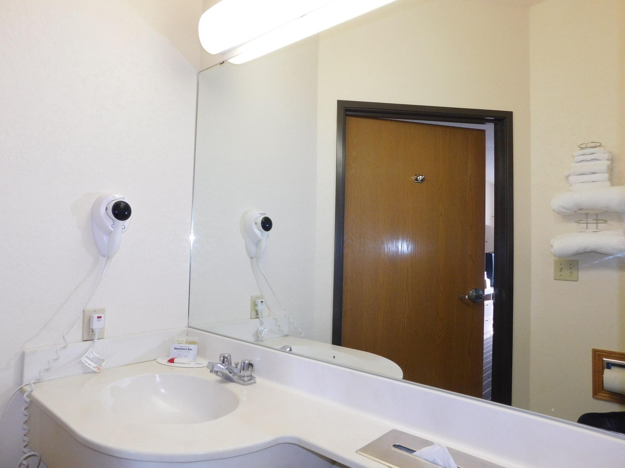 Travelodge By Wyndham シャドロン エクステリア 写真